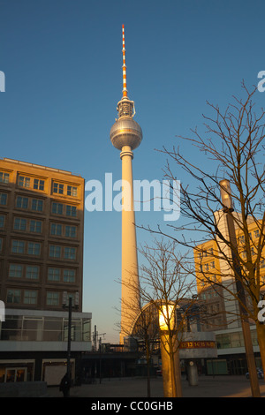 La tour de télévision de Berlin Alexanderplatz, à l'Allemagne le matin ensoleillé Banque D'Images