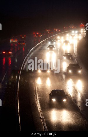 Voitures et véhicules la nuit sur deux voies, en mauvaise visibilité humide conditions routières dangereuses, Oxfordshire, Angleterre Banque D'Images