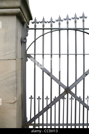 Détail d'une porte en fer forgé isolated on white with clipping path Banque D'Images