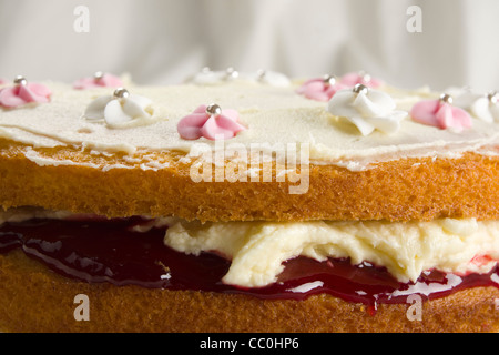 Gâteau éponge Victoria faits maison avec crème au beurre et confiture de framboises le remplissage. Banque D'Images