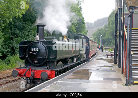 Classe GWR 64xx 0-6-0PT locomotive à vapeur se prépare à déménager de Bodmin Parkway station. Banque D'Images