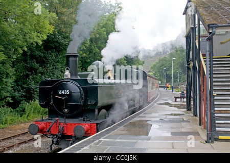 Classe GWR 64xx 0-6-0PT locomotive à vapeur se prépare à déménager de Bodmin Parkway station. Banque D'Images