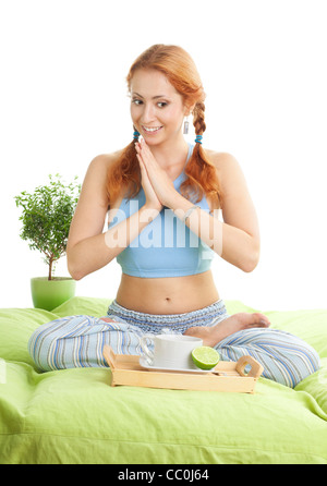 Yoga woman sur le point d'avoir un plateau au lit et anticiper le goût et se frottant les mains d'un Banque D'Images