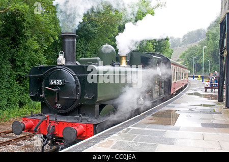 Classe GWR 64xx 0-6-0PT locomotive à vapeur se prépare à déménager de Bodmin Parkway station. Banque D'Images