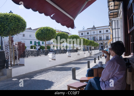 Vue depuis un café à Medina Sidonia, province de Cadix, de l'autre côté de la Plaza de Espana à la mairie. Banque D'Images