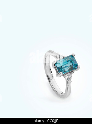 Bague de robe de dames en zircon bleu ensemble avec épaules en diamant triangulaire en or blanc Banque D'Images