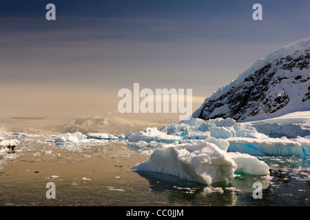 Neko Harbour est une baie sur la Péninsule Antarctique sur la baie Andvord calme serein de beaux paysages glaciaires Banque D'Images