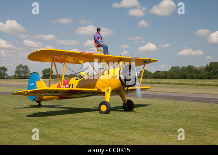 Boeing Stearman Kaydet A75L300 G-CGPY il roulait avec l'aile-walker Banque D'Images