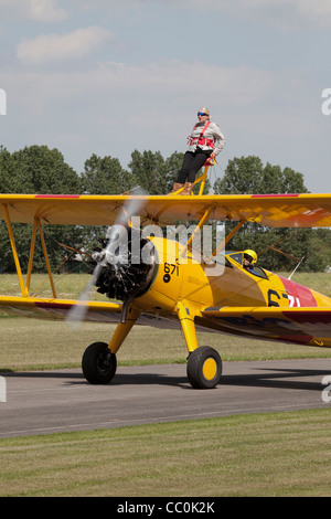 Boeing Stearman Kaydet A75L300 G-CGPY il roulait avec l'aile-walker Banque D'Images