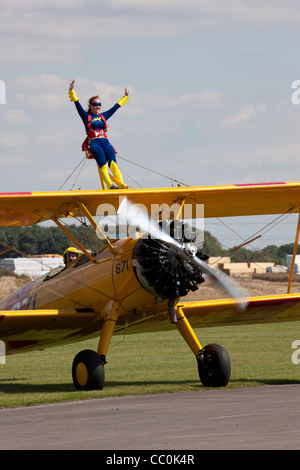 Boeing Stearman Kaydet A75L300 G-CGPY il roulait avec l'aile-walker Banque D'Images