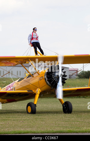 Boeing Stearman Kaydet A75L300 G-CGPY il roulait avec l'aile-walker Banque D'Images