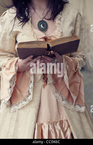 Renaissance woman reading a book Banque D'Images