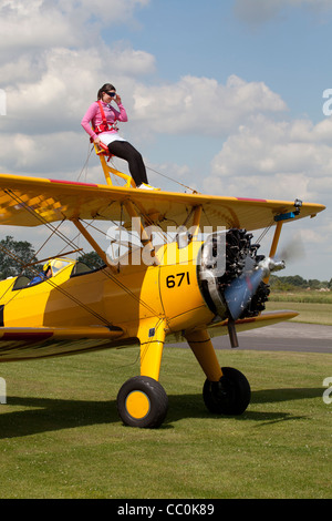 Boeing Stearman Kaydet A75L300 G-CGPY il roulait avec l'aile-walker Banque D'Images