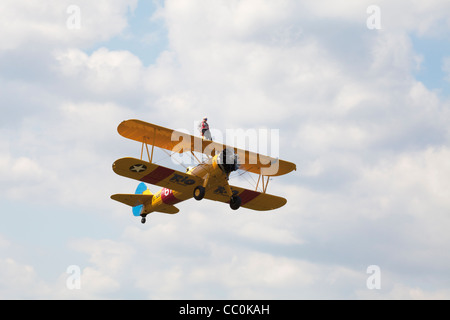 Boeing Stearman Kaydet A75L300 G-CGPY en vol avec l'aile-walker Banque D'Images