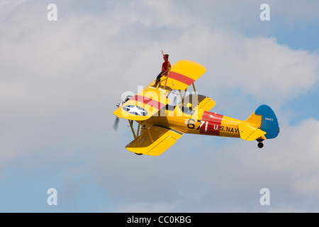 Boeing Stearman Kaydet A75L300 G-CGPY en vol avec l'aile-walker Banque D'Images