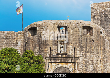 Porte Pile a été faite en 1538. Au-dessus de la porte est la figure du saint patron de Dubrovnik, Saint Blaise, la Croatie. Banque D'Images