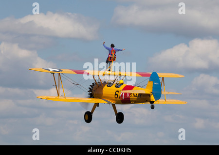 Boeing Stearman Kaydet A75L300 G-CGPY en vol avec l'aile-walker Banque D'Images