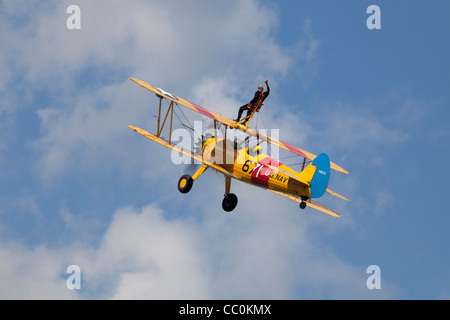 Boeing Stearman Kaydet A75L300 G-CGPY en vol avec l'aile-walker Banque D'Images