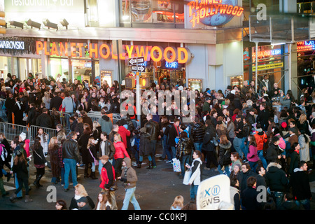 Des milliers et des milliers de touristes pack Times Square la nuit avant le Nouvel An. Banque D'Images