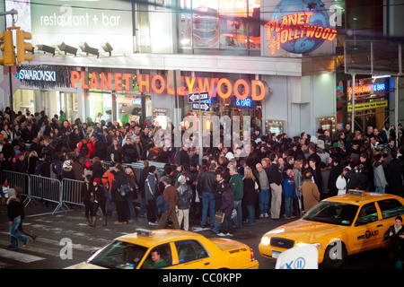 Des milliers et des milliers de touristes pack Times Square la nuit avant le Nouvel An. Banque D'Images