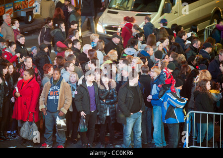 Des milliers et des milliers de touristes pack Times Square la nuit avant le Nouvel An. Banque D'Images