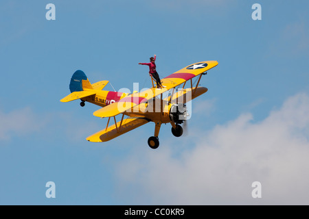 Boeing Stearman Kaydet A75L300 G-CGPY en vol avec l'aile-walker Banque D'Images