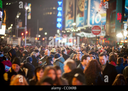 Des milliers et des milliers de touristes pack Times Square la nuit avant le Nouvel An. Banque D'Images