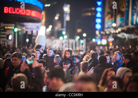 Des milliers et des milliers de touristes pack Times Square la nuit avant le Nouvel An. Banque D'Images