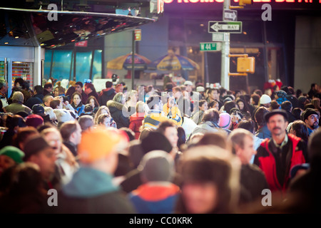 Des milliers et des milliers de touristes pack Times Square la nuit avant le Nouvel An. Banque D'Images