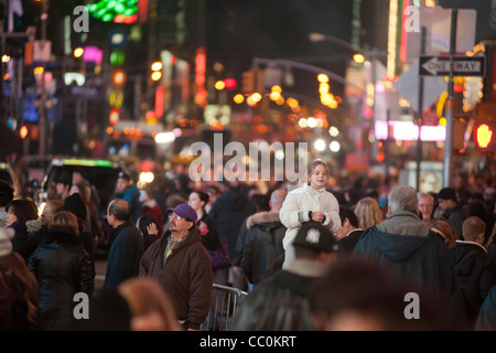 Des milliers et des milliers de touristes pack Times Square la nuit avant le Nouvel An. Banque D'Images