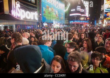 Des milliers et des milliers de touristes pack Times Square la nuit avant le Nouvel An. Banque D'Images