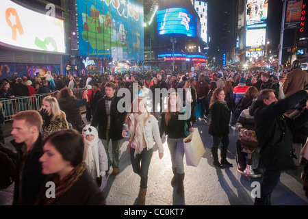 Des milliers et des milliers de touristes pack Times Square la nuit avant le Nouvel An. Banque D'Images