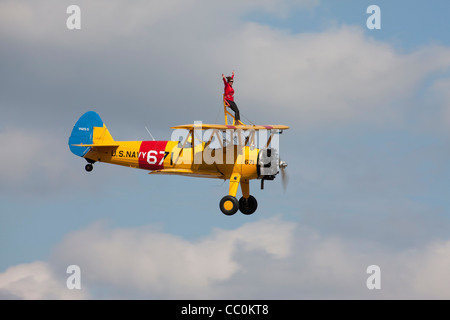 Boeing Stearman Kaydet A75L300 G-CGPY en vol avec l'aile-walker Banque D'Images