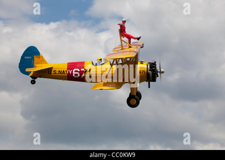 Boeing Stearman Kaydet A75L300 G-CGPY en vol avec l'aile-walker Banque D'Images