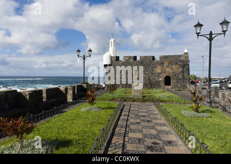 Garachico, Tenerife - côte nord port de mer. Le Castillo de San Miguel - une petite forteresse et musée. Banque D'Images