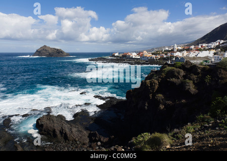 Garachico, Tenerife - côte nord port de mer. Vue de la ville depuis l'Emigrant's Monument. Avec Roque de Garachico. Banque D'Images