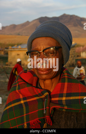 Dame avec nez traditionnel de la médecine, le Lesotho Banque D'Images