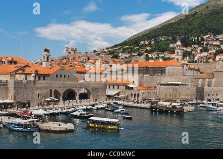 Le port de la vieille ville de Dubrovnik. L'excursion en bateau à l'île de Lokrum voici l'atterrissage. Dubrovnik, Dalmatie, Croatie, Europe Banque D'Images