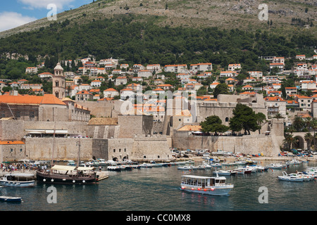 Le port de la vieille ville de Dubrovnik. L'excursion en bateau à l'île de Lokrum voici l'atterrissage. Dubrovnik, Dalmatie, Croatie, Europe Banque D'Images