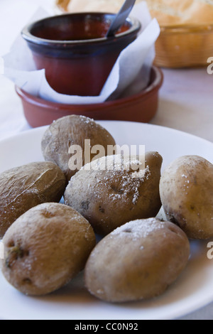 Pommes de terre des Canaries - Papas arrugadas, froissé, les patates bouillies dans du sel de mer forte, sec et cuit servi en peaux salées. Tenerife. Banque D'Images