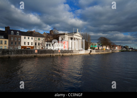 L'église St Mary à côté de la rivière Lee, Cork, Irlande Banque D'Images