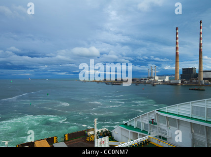 Poolbeg Power Station, alias le pigeonnier, deux cheminées de la rivière Liffey, avec au-delà de la baie de Dublin, Dublin, Irlande Banque D'Images