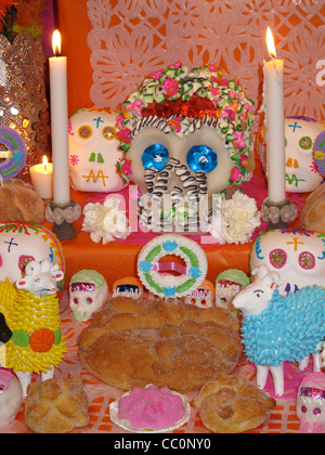 Dia de Los Muertos Autel du Mexique avec crâne en sucre et des bougies Banque D'Images