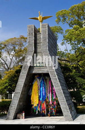 Mémorial aux victimes du bombardement atomique de Nagasaki le 9 août 1945 dans le parc de la paix, Kyushu, au Japon, en Asie Banque D'Images