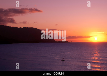 Une seule paddle-boarder au coucher du soleil à Hanalei Bay, Kauai, Hawaï Banque D'Images