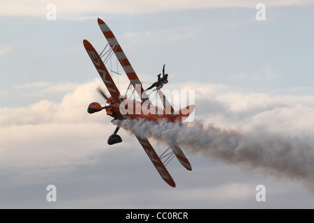 Breitling wingwalker avion Boeing Stearman Model 75 à Dunsfold Wings & Wheels 2011 Banque D'Images