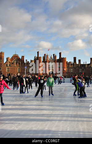 Patin à glace à Hampton Court Palace, Hampton, London Borough of Richmond upon Thames, Grand Londres, Angleterre, Royaume-Uni Banque D'Images