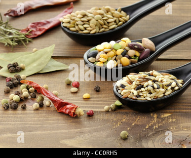 Mélange de riz sauvage, lentilles et haricots secs aux épices Banque D'Images