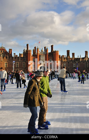 Patin à glace à Hampton Court Palace, Hampton, London Borough of Richmond upon Thames, Grand Londres, Angleterre, Royaume-Uni Banque D'Images