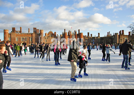 Patin à glace à Hampton Court Palace, Hampton, London Borough of Richmond upon Thames, Grand Londres, Angleterre, Royaume-Uni Banque D'Images